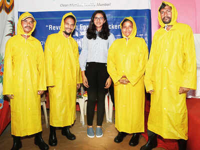 14-year-old girl Sanjana Runwal raises ₹5.6L  through crowdfunding to get ragpickers rain gear