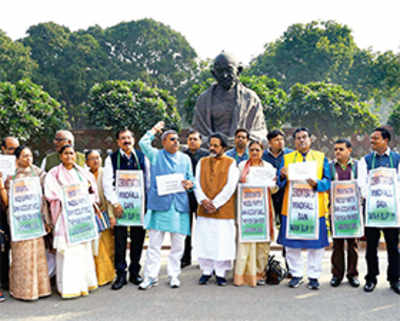 Govt tries to nix Cong, TMC’s DeMo protests