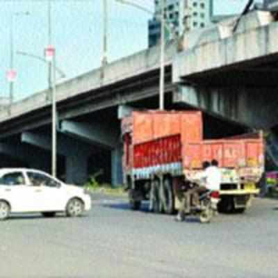 Residents demand traffic signals at unsafe Kharghar crossing