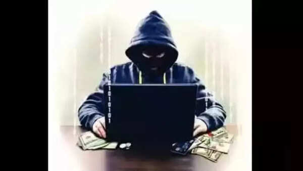 Elderly couple sends 2.8cr to fake cops for ‘verification’, duped