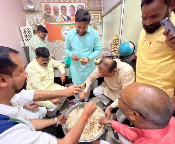 BJP workers celebrate Bengal win with ‘Jhaal Muri’