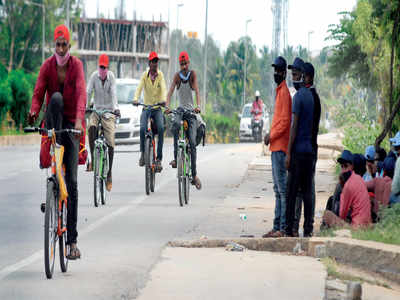 Eight workers who set out from Bannerghatta Road on cycles reach Betul, MP