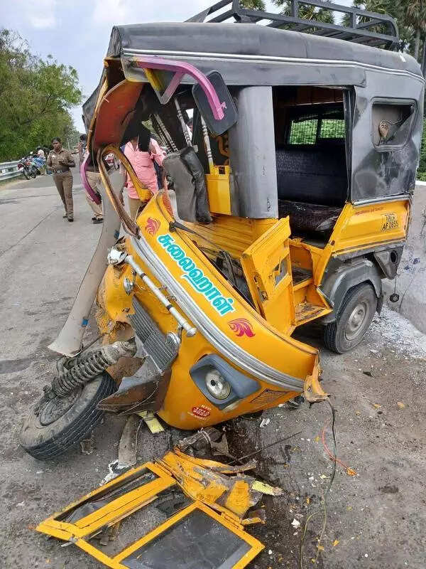 Pregnant woman killed as bus rams auto