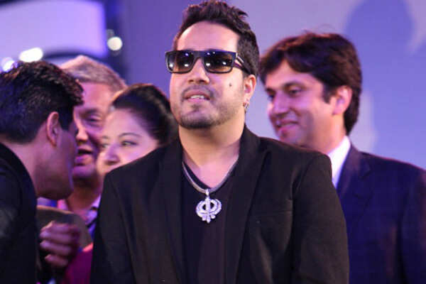 Mika Singh donates Rs 21 lakhs for Aam Aadmi Party