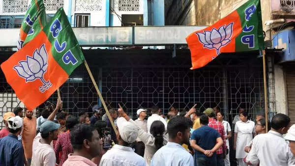 BJP protesters barge into Girish Park police station in Kolkata, try to free arrested colleagues