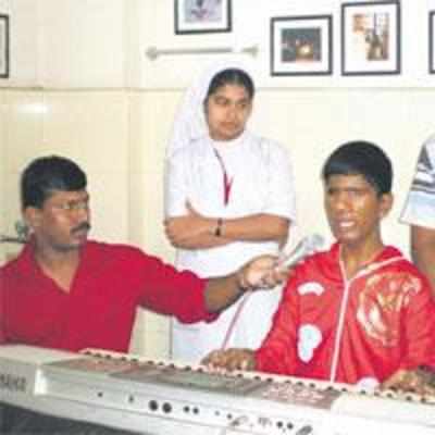 Kerala doc helps boy sing Jai Ho