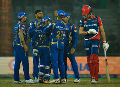 IPL 2017 : Mumbai Indians thrash Delhi Daredevils by 146 runs, qualify for playoffs