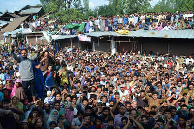 Handwara student encounter: Protestors torch down official vehicle, Jammu and Kashmir govt assures action against Army