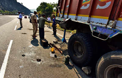 Telangana: Speeding truck crushes policeman to death, insensitive onlookers click picture, make videos