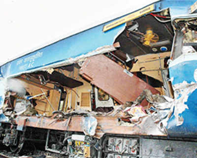 6 killed as Bangalore-Nanded Express collides with truck