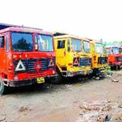 NMMC seizes dumpers carrying debris near Diva jn