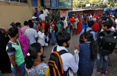 Mumbai: Long queues at banks to deposit scrapped notes