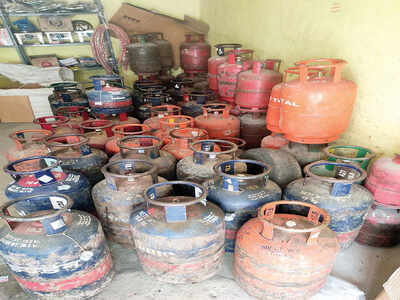 Raid on illegal gas refilling units, six arrested