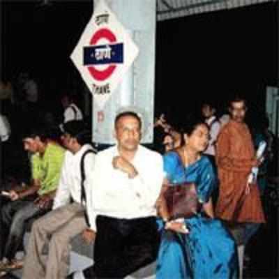 Power failure leaves Thane Stn in hour-long darkness