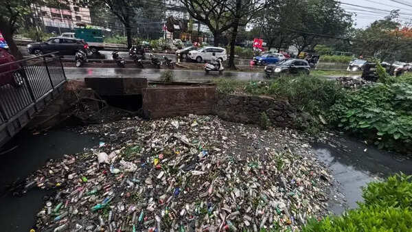 Plastic waste accumulation in Punjathodu canal causes hardships to Ponnurunni residents