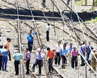 Loco stuck in Mahim overhead wires cancels 14 trains