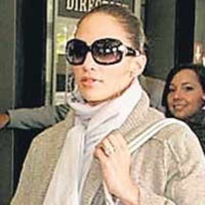 JLo ditches bling for jury duty