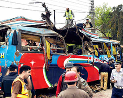 Bomb on bus kills 16 Pak govt employees