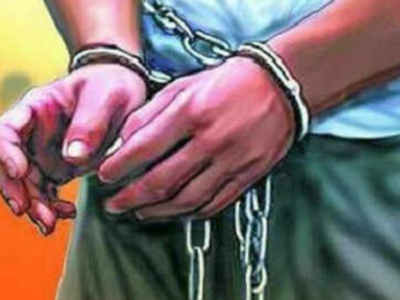 Gujarat: Two, including dismissed police constable, held for robbing jewellery store in Pune