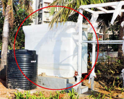 Salim Khan, Waheeda Rehman raise a stink over Bandstand toilet