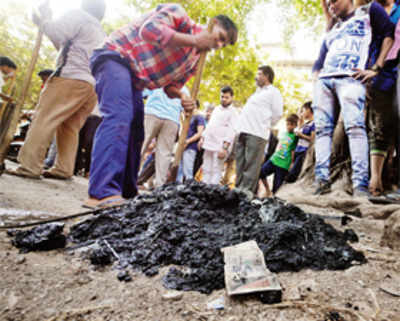 Cleaners find close to Rs 1lakh old notes clogging Thane drain