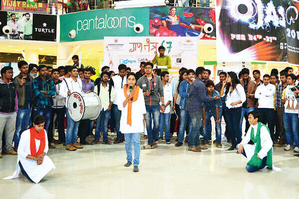 Students of BIT Durg conduct a ‘Nukkad’ on Women Empowerment in Surya Treasure Island Mall in Bhilai