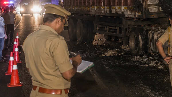 2 dead as trailer rams truck, vehlicles catch fire on Lucknow-Sultanpur highway