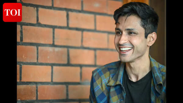 Breaking stereotypes on stage: Amol Parashar's Besharam Aadmi showcases men’s roles at home; Audience reacts positively to softer masculinity