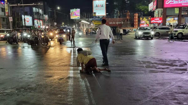Raipur cop halts traffic on busy intersection to help disabled man crawl his way across