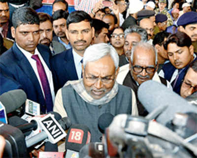 Manjhi asked to test majority, HC holds Nitish leader in house
