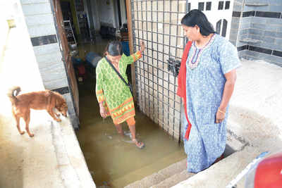 In Hennur's Vaddarapalya, drains flow through homes