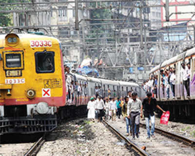 Snapped wires disrupt train services