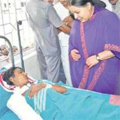 1 killed, 9 hurt as Jaya cut-out buries workers