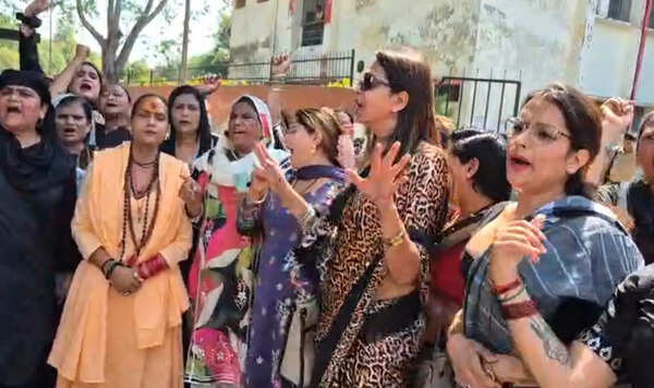 Transgenders protest Amendment Bill in Aligarh