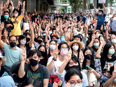 Thousands defy Thai emergency decree