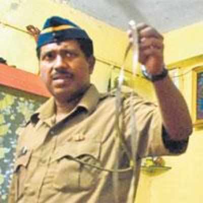 Constable kills wife, hangs self