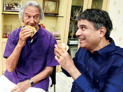 Spotted: Guitarist John McLaughlin and Suresh Wadkar relish Mumbai street food