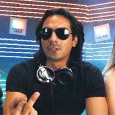 Producers snip Arjun Rampal's middle finger