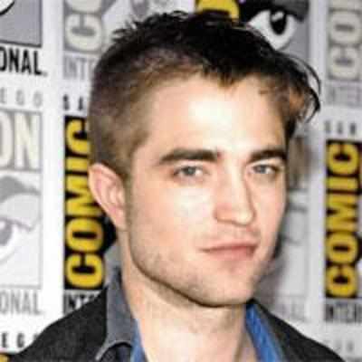 Pattinson hates to strip; loves kissing