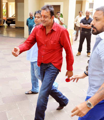 Sanjay Dutt leaves for Yerawada jail