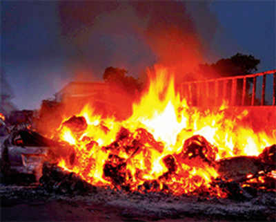 Maoists torch 32 vehicles in Gaya