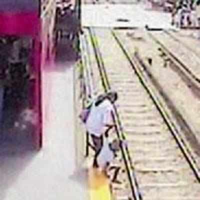 Mom in Buenos Aires lowers girl in front of train to avoid TCs