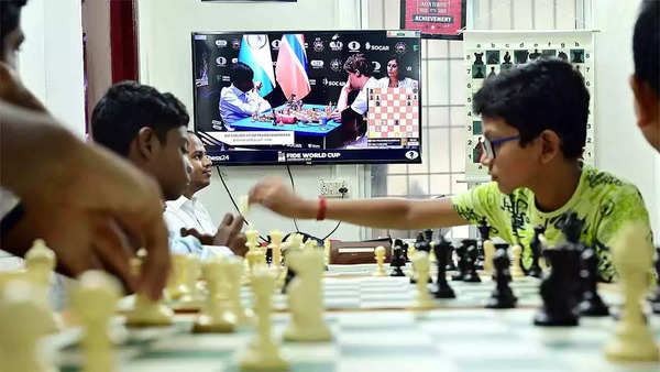 Shreyas Royal: World Chess Championship 2018: Indian boy Shreyas Royal  makes first move in game between Magnus Carlsen and Fabiano Caruana