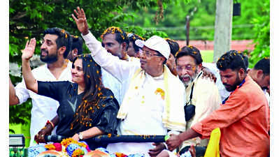 Varuna witnesses electrifying campaign by Siddaramaiah