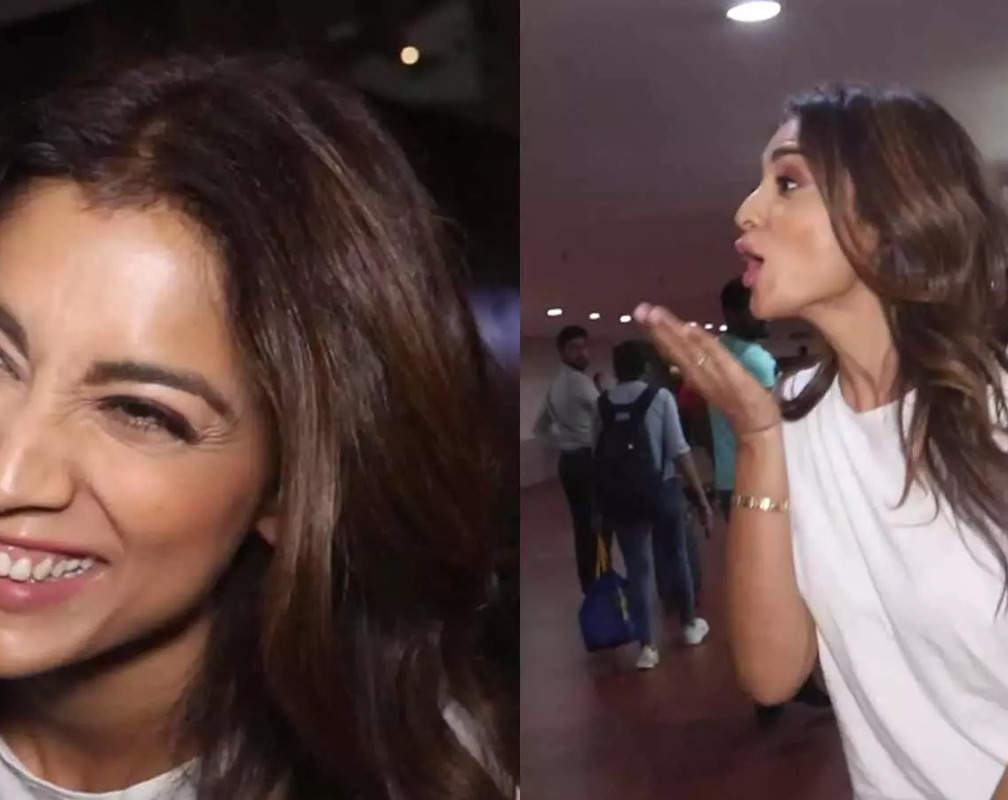 
Shriya Saran indulges in fun banter with paps, blows signature flying kisses to them
