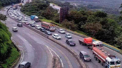 Campaigns, penalties fail to stop lane cutting & speeding on Pune-Mumbai expressway