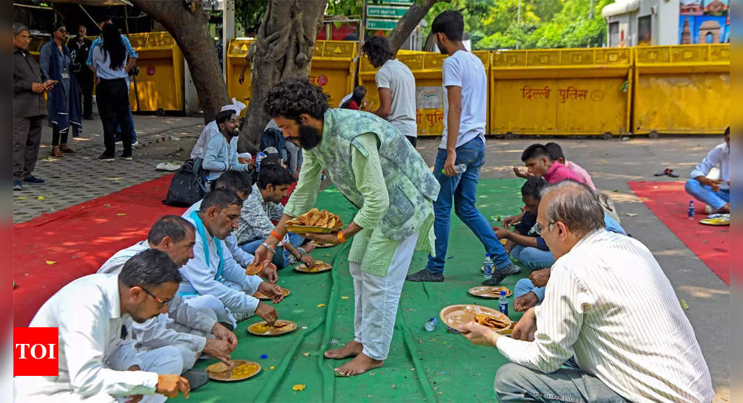Protesting wrestlers organise langar at Jantar Mantar, serve food to participants | More sports News – Times of India