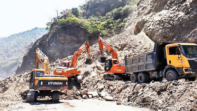 Chandigarh-Manali highway blocked after landslide, 400 vehicles stuck