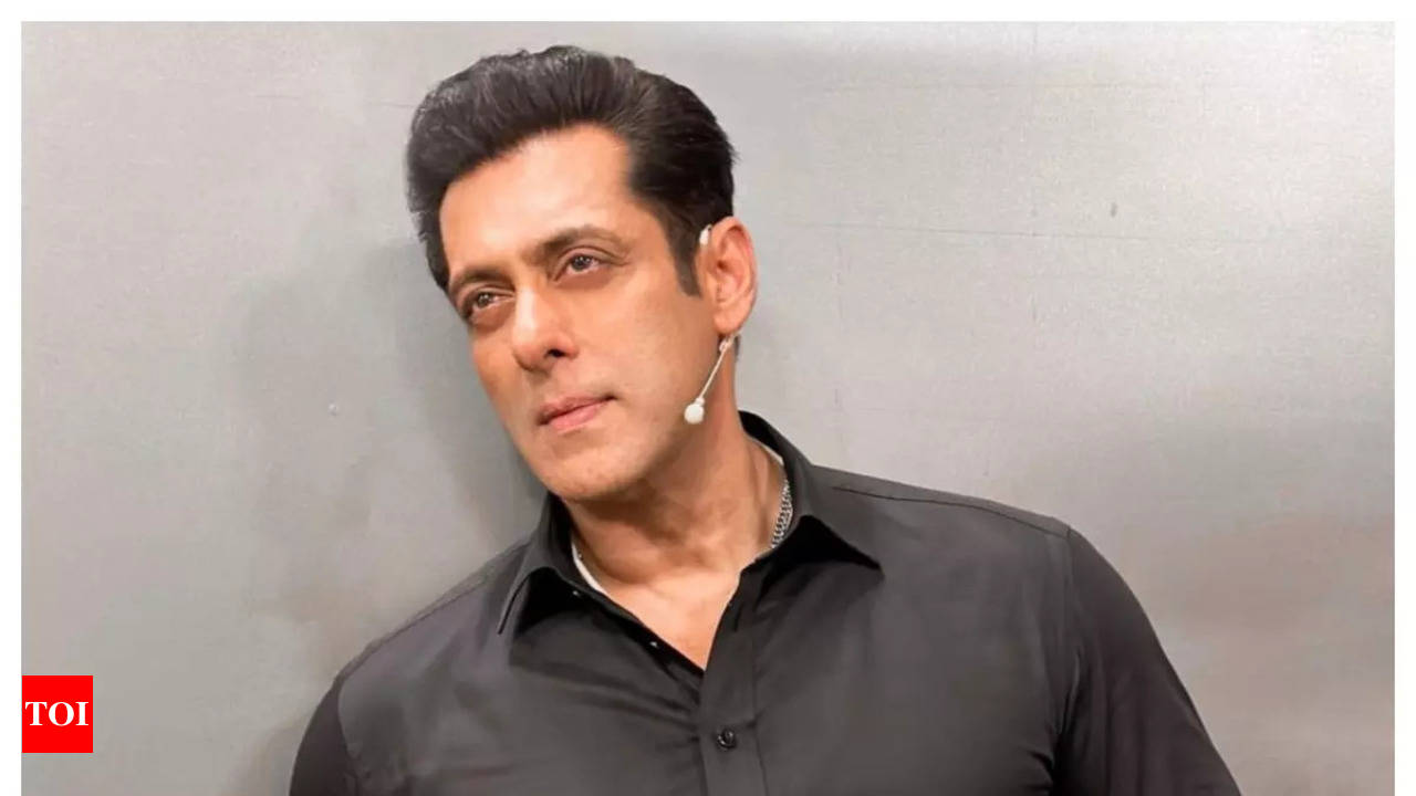 OMG! Was Salman Khan's head BLEEDING at Baba Siddique's Iftar party? View  pics! - Bollywood News & Gossip, Movie Reviews, Trailers & Videos at  Bollywoodlife.com