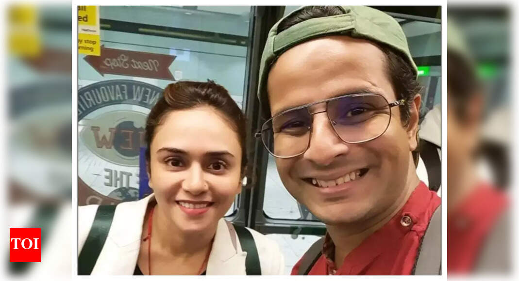 Actor Ojas Rawal bumps into actress Amruta Khanvilkar; shares pic